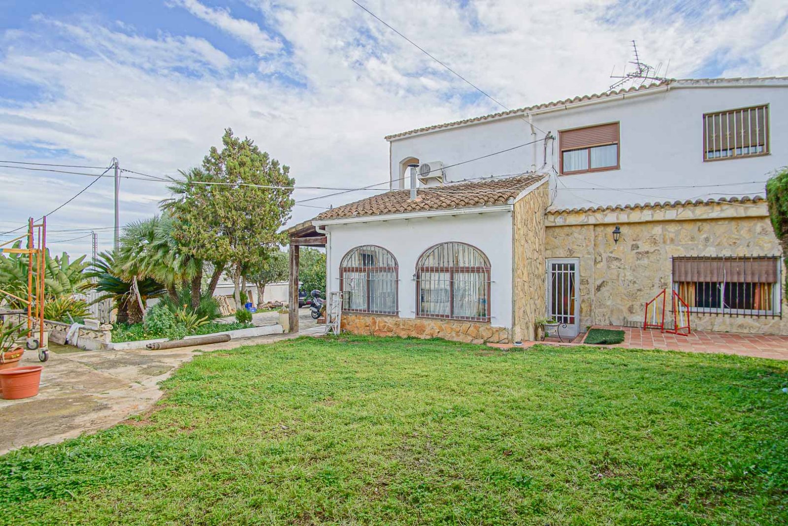 8234DEN Rustikale Villa mit unabhängigen Wohnungen zum Verkauf in Denia, mit Blick auf das Meer, die Berge und die Burg.