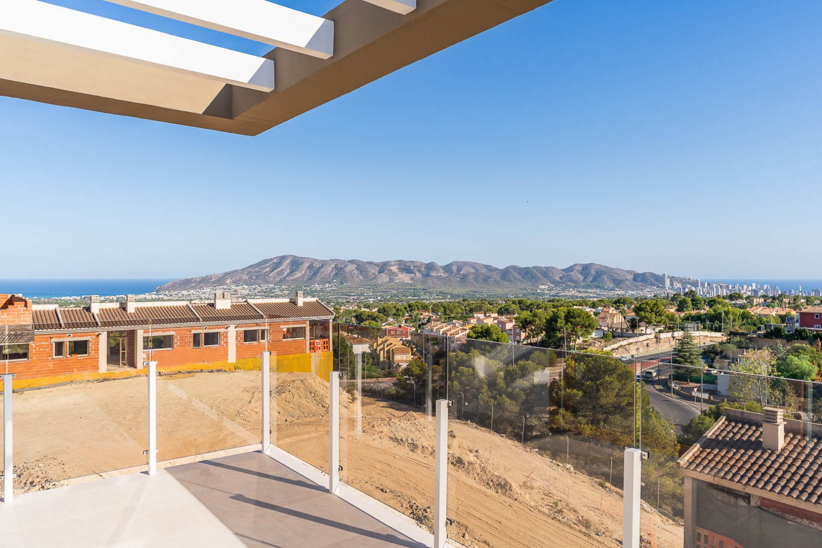 8237NUC Neubau-Doppelhaushälften mit Panoramablick auf das Meer zum Verkauf in La Nucía.