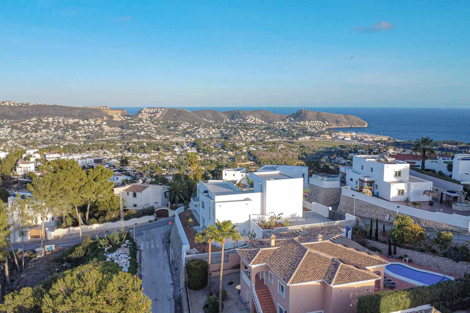 8248MOR Moderne Neubauvilla mit Panoramablick auf das Meer und großer Terrasse, zum Verkauf in Moraira.