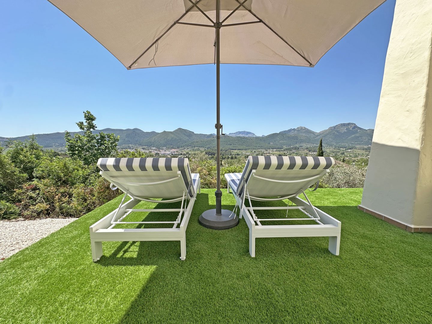 C4XY4536JAL Renovierte Villa zum Verkauf mit Panoramablick auf das Tal im Valle del Paraíso