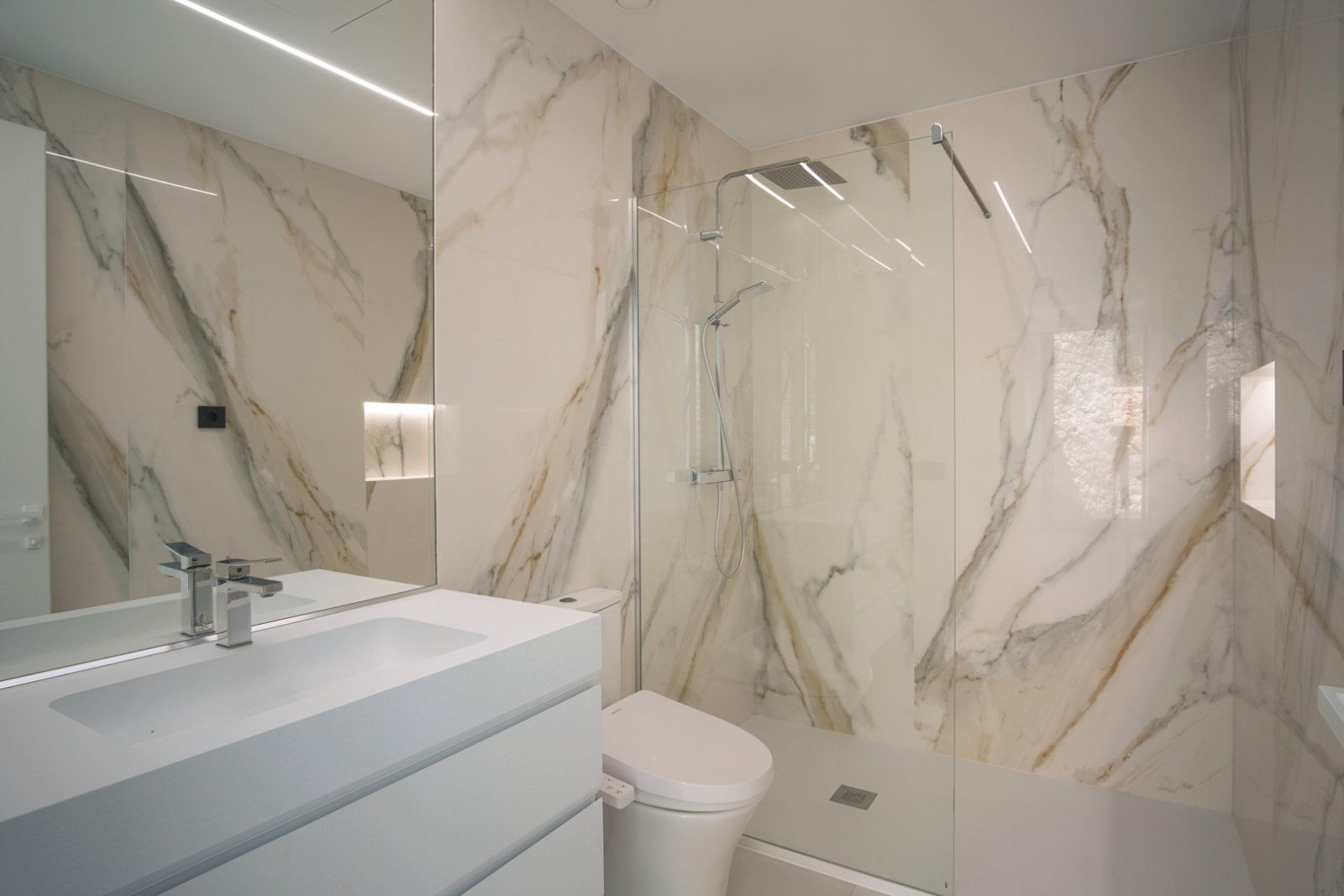 8283ALT Moderne Villa mit Panoramablick auf das Meer in Altea Hills zu verkaufen.