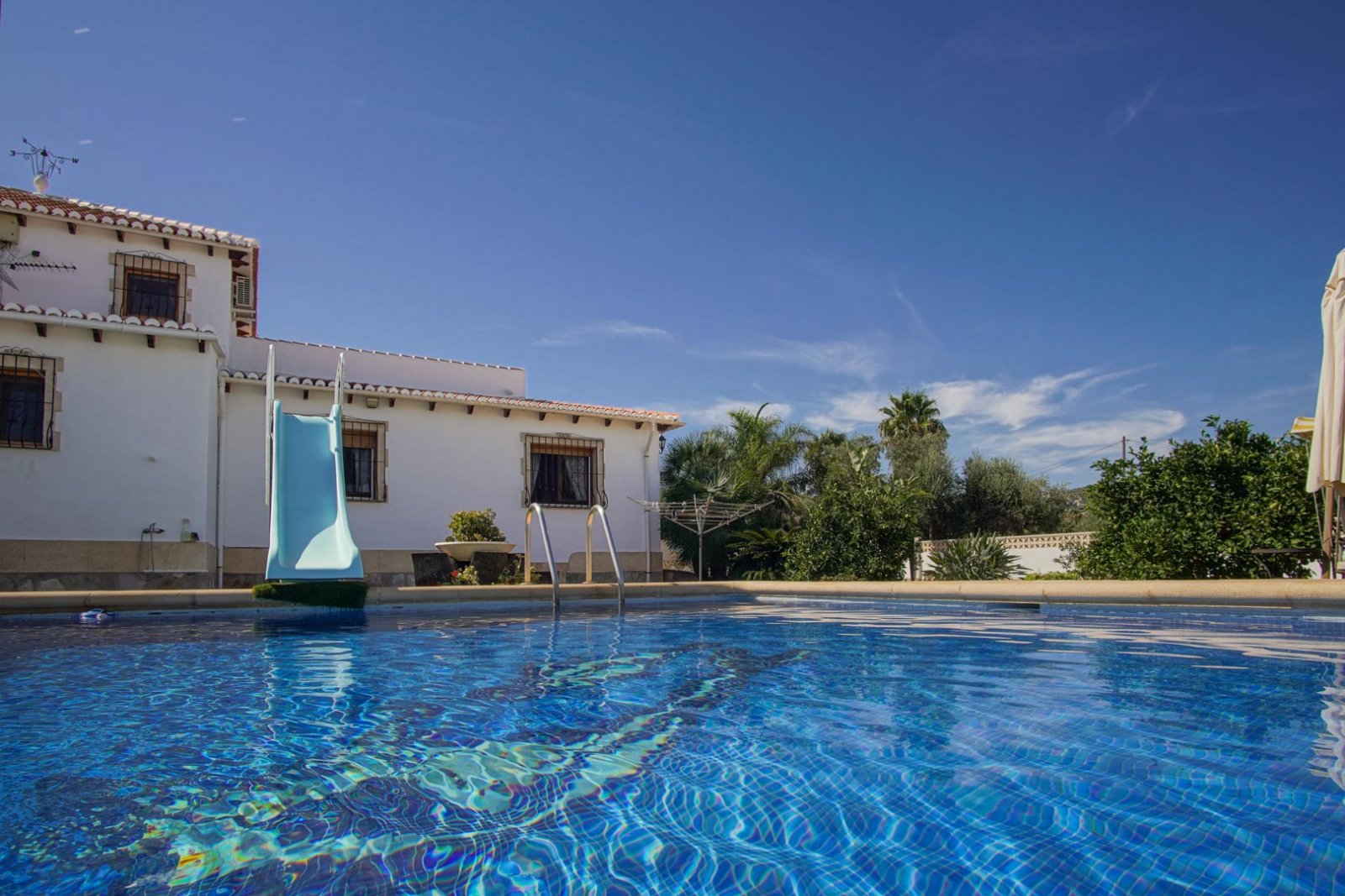 8291DEN Doppelhaushälfte zum Verkauf in La Pedrera, Dénia, nur einen Steinwurf vom Zentrum entfernt.