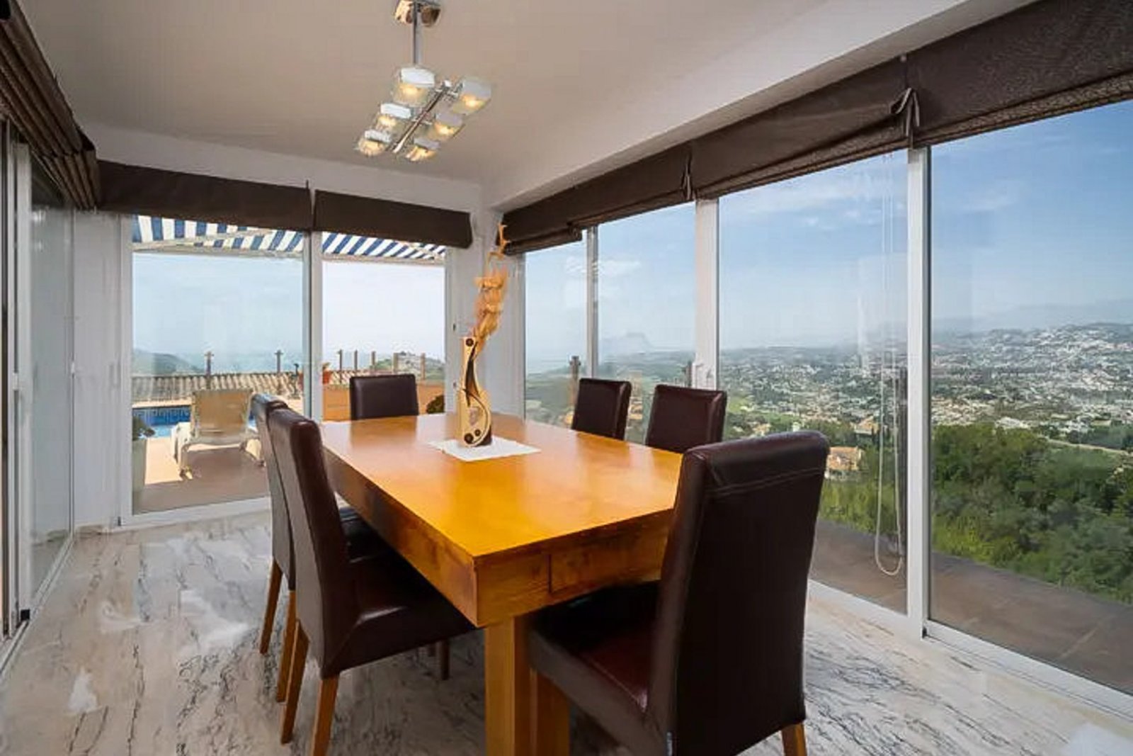 9001MOR Villa mit Pool und Meerblick in Moraira zu verkaufen.