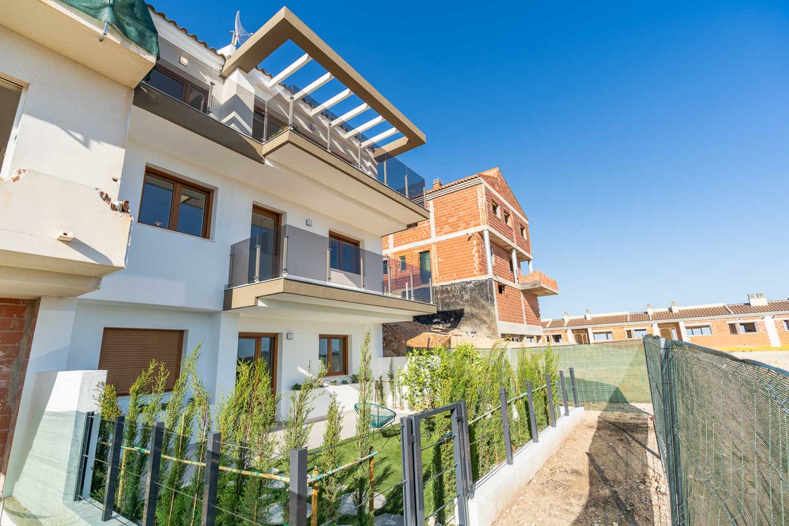 8237NUC Neubau-Doppelhaushälften mit Panoramablick auf das Meer zum Verkauf in La Nucía.