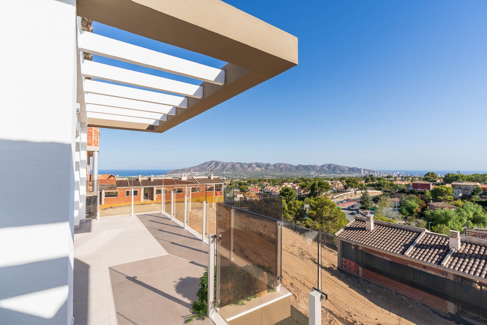 8237NUC Neubau-Doppelhaushälften mit Panoramablick auf das Meer zum Verkauf in La Nucía.