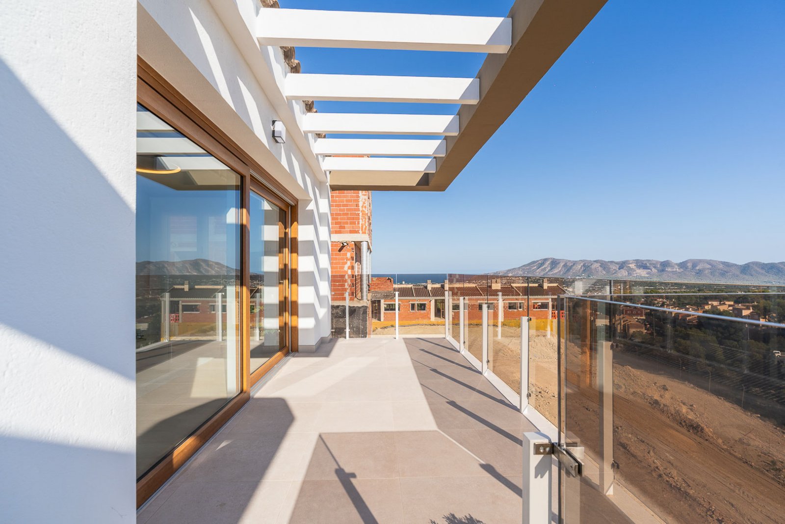 8237NUC Neubau-Doppelhaushälften mit Panoramablick auf das Meer zum Verkauf in La Nucía.