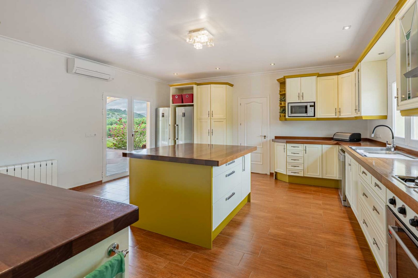 4523GAT Geräumige Villa auf großem Grundstück zum Verkauf in Gata de Gorgos