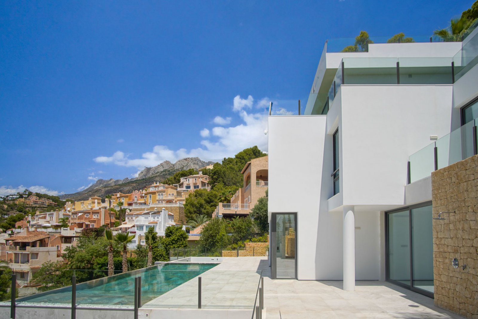 8283ALT Moderne Villa mit Panoramablick auf das Meer in Altea Hills zu verkaufen.