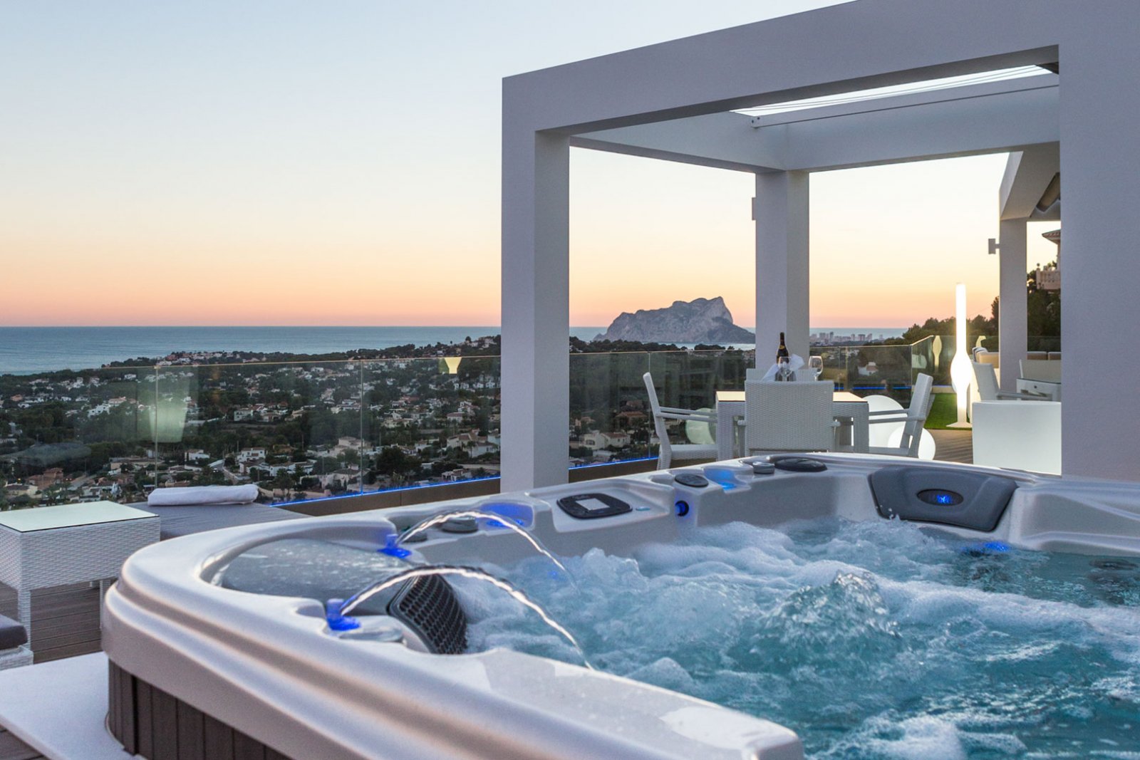 9002MOR Moderne Villa mit Panoramablick auf das Meer in Moraira zu verkaufen.