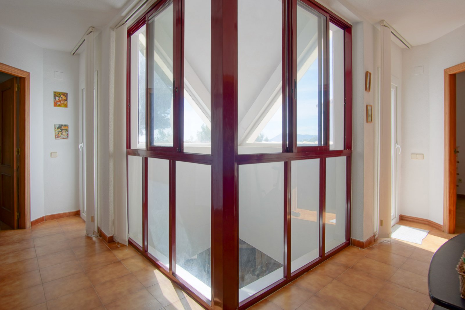 8256ALT Mediterrane Villa mit Teilblick auf das Meer und die Berge zum Verkauf in Altea.