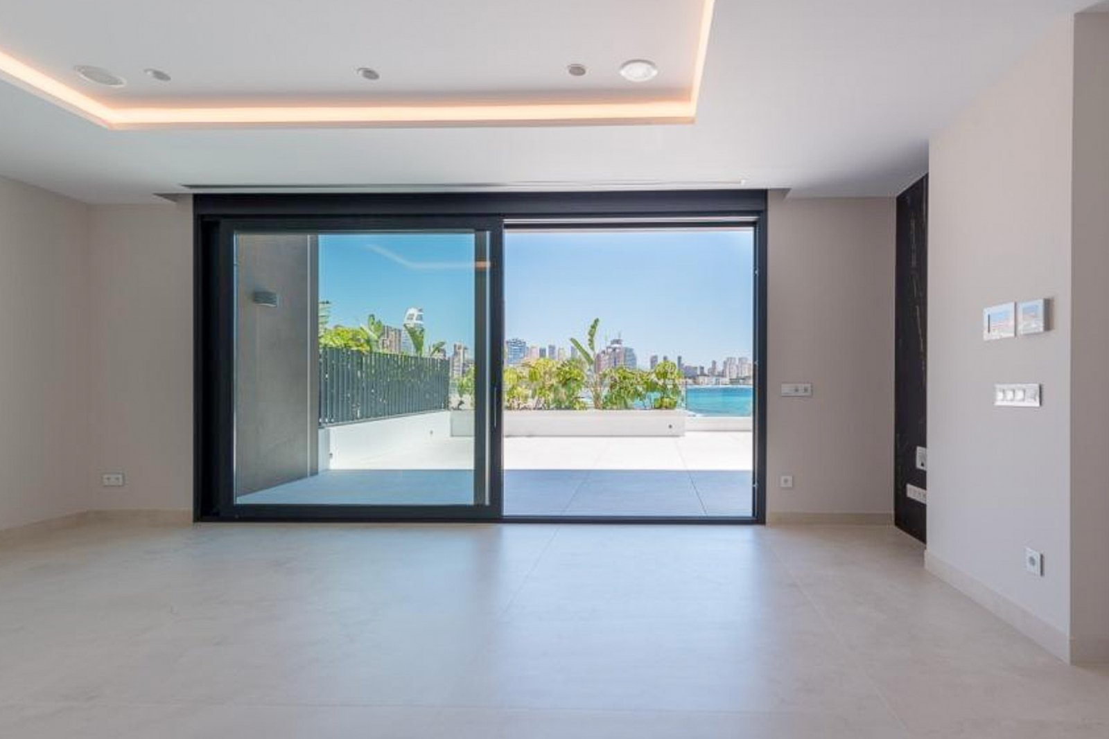 8244BEN Duplex-Wohnung in erster Meereslinie mit direktem Meerblick zum Verkauf in Benidorm.