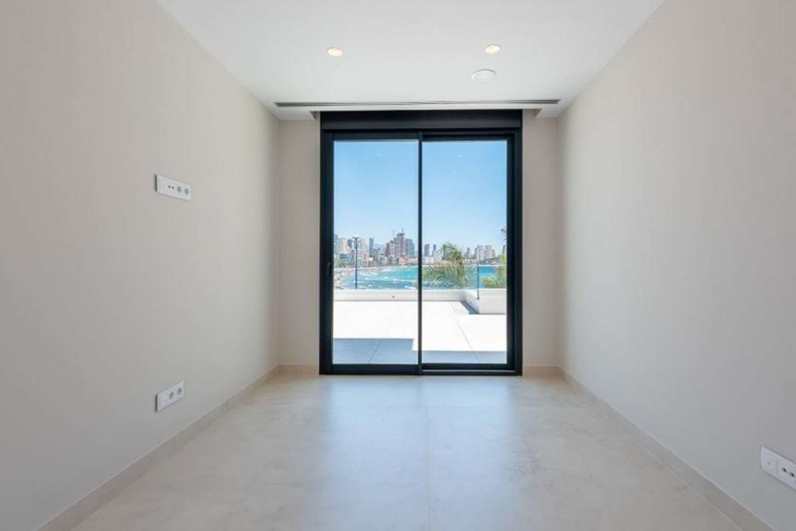 8244BEN Duplex-Wohnung in erster Meereslinie mit direktem Meerblick zum Verkauf in Benidorm.