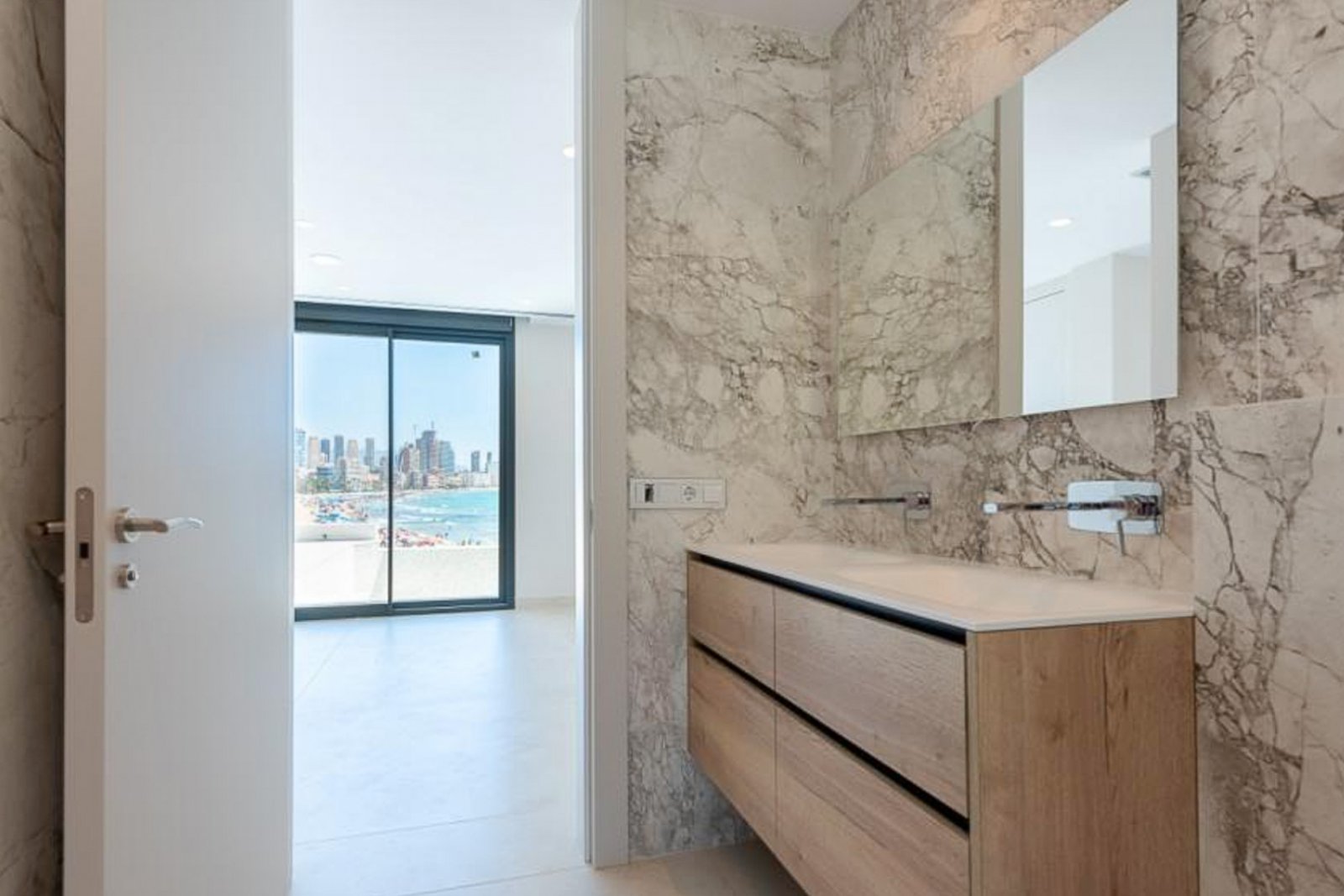 8244BEN Duplex-Wohnung in erster Meereslinie mit direktem Meerblick zum Verkauf in Benidorm.