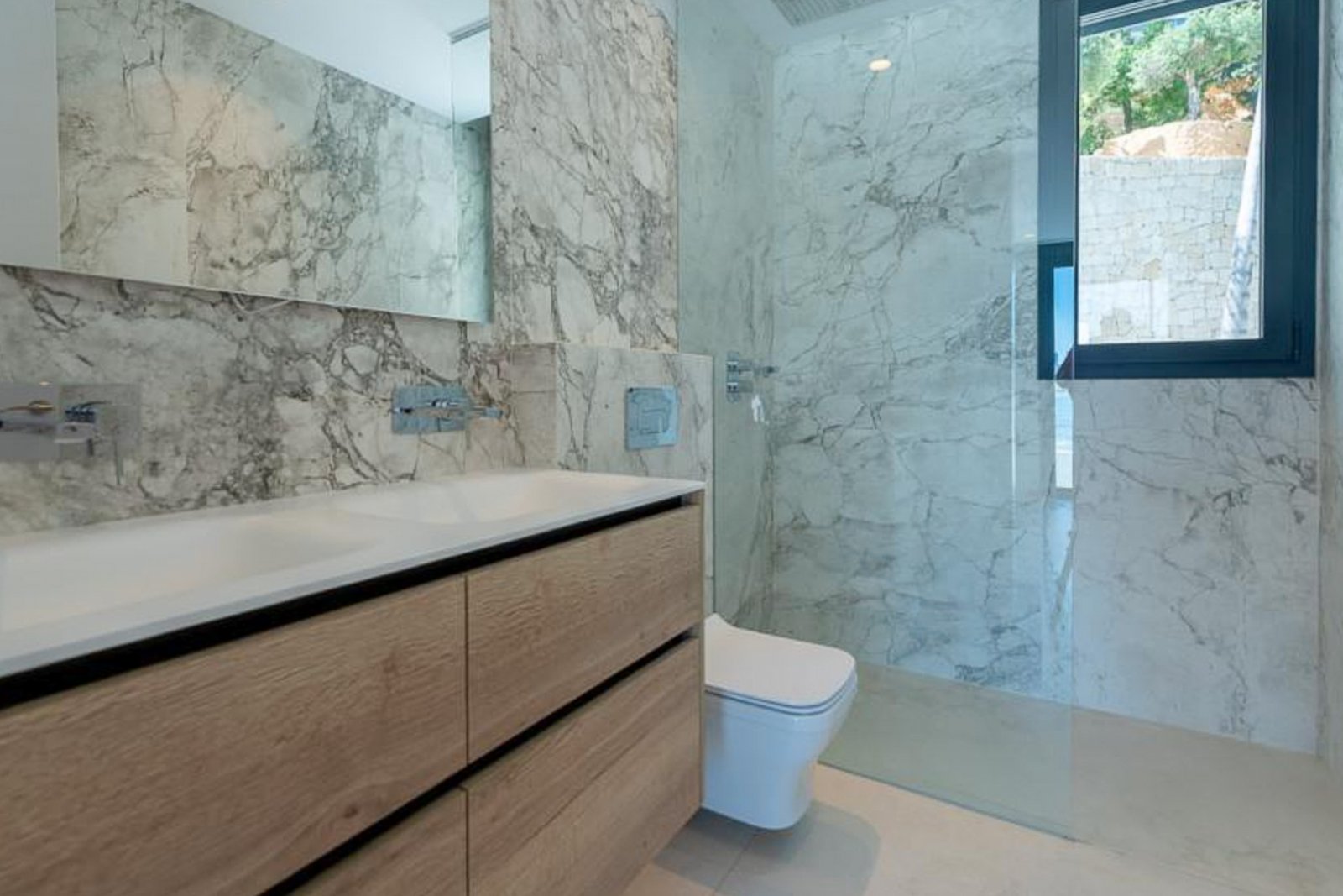 8244BEN Duplex-Wohnung in erster Meereslinie mit direktem Meerblick zum Verkauf in Benidorm.