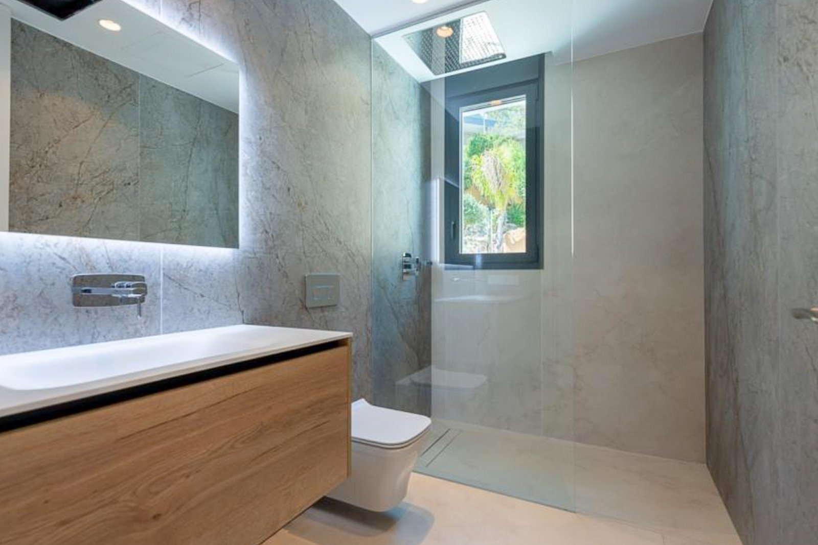 8244BEN Duplex-Wohnung in erster Meereslinie mit direktem Meerblick zum Verkauf in Benidorm.