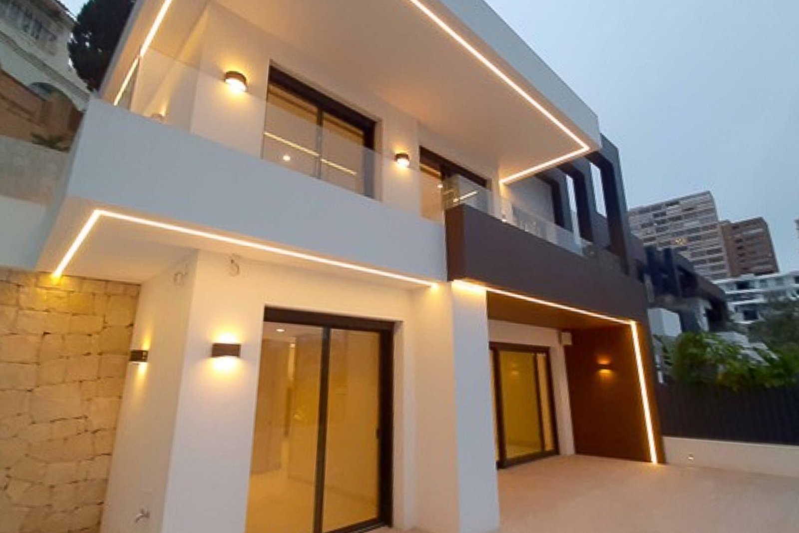 8244BEN Duplex-Wohnung in erster Meereslinie mit direktem Meerblick zum Verkauf in Benidorm.