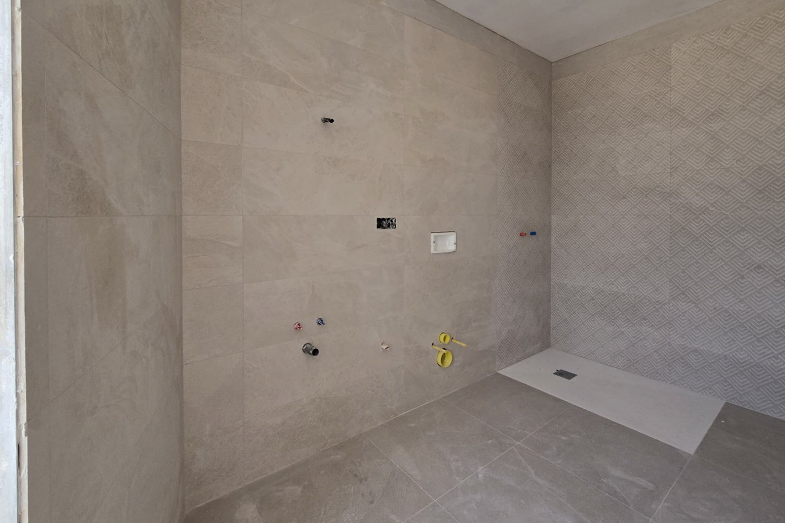 8288VER Moderne Villa im Bau in Meeresnähe zum Verkauf in Vergel.