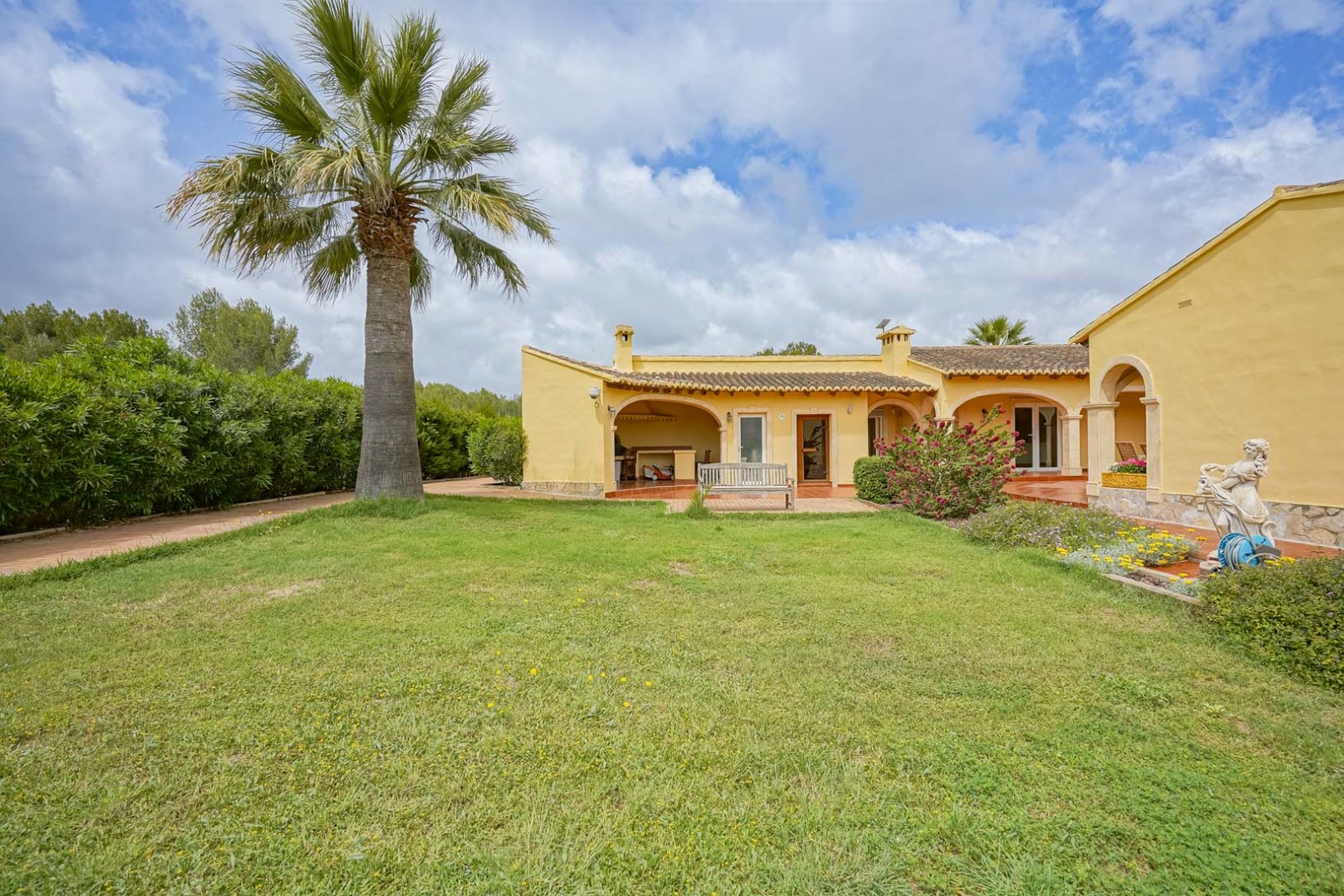 4523GAT Geräumige Villa auf großem Grundstück zum Verkauf in Gata de Gorgos