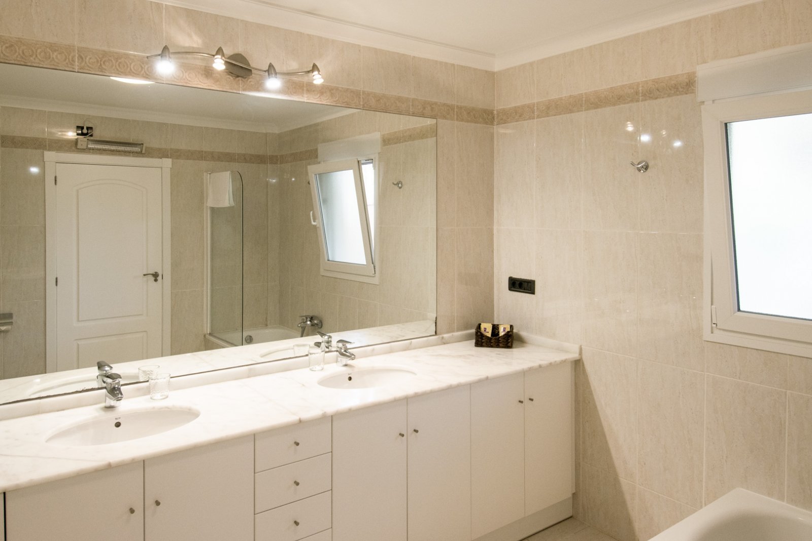 4556BEN Apartment mit Meerblick zum Verkauf in einem Luxusresort in La Fustera, Benissa