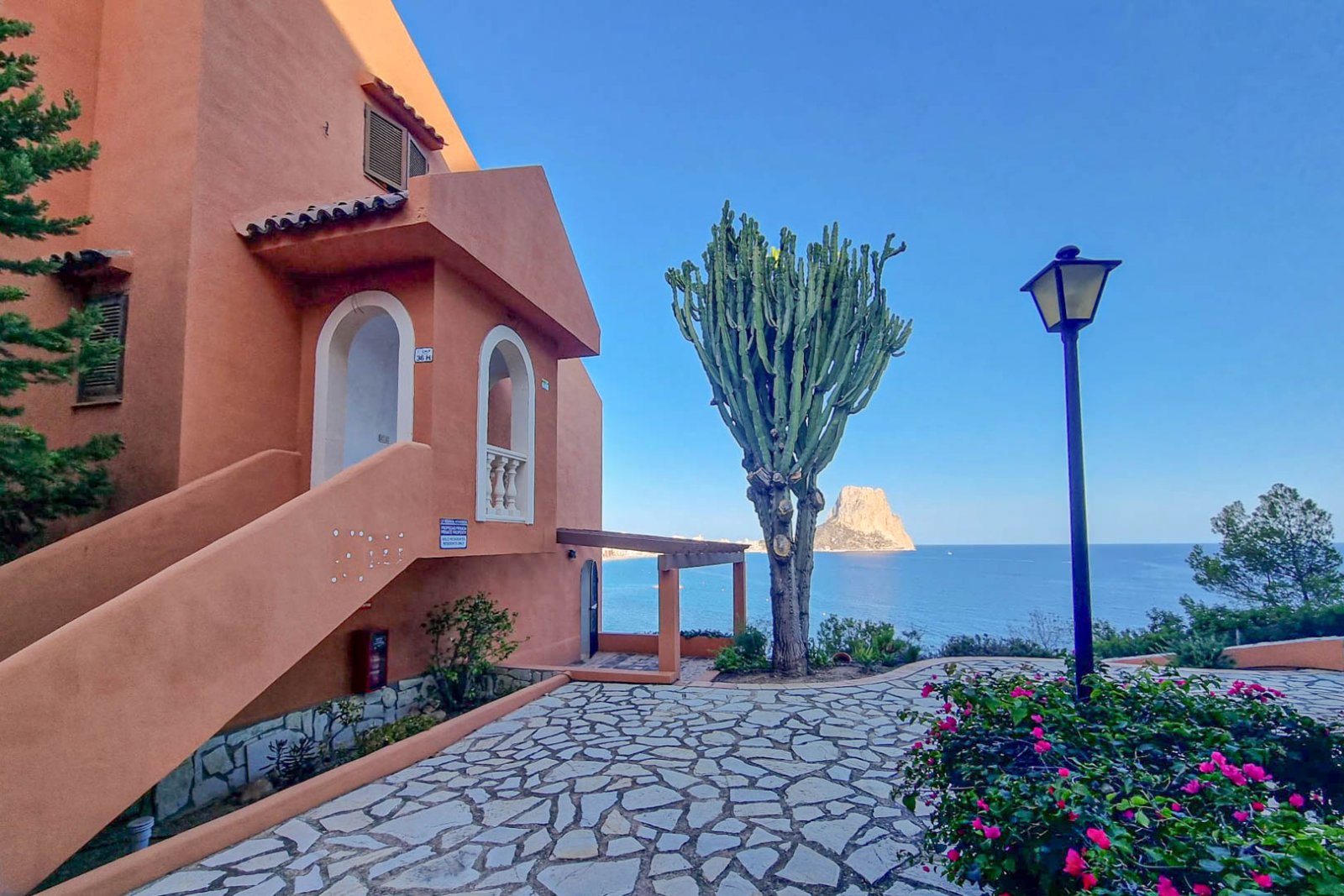 C3XY8206CAL Doppelhaushälfte mit direktem Meerblick zum Verkauf in Calpe.