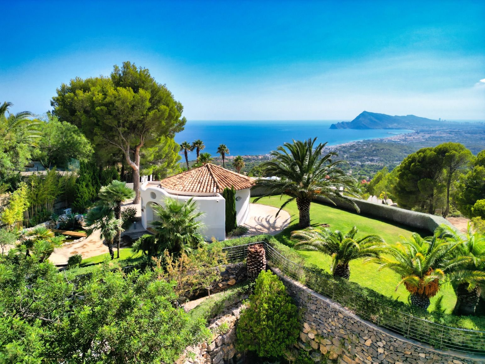 4495ALT Luxuriöse Villa mit Meerblick und geräumigem Gästehaus zum Verkauf in Sierra de Altea4495ALT Luxueuze villa met zeezicht en ruim gastenverblij