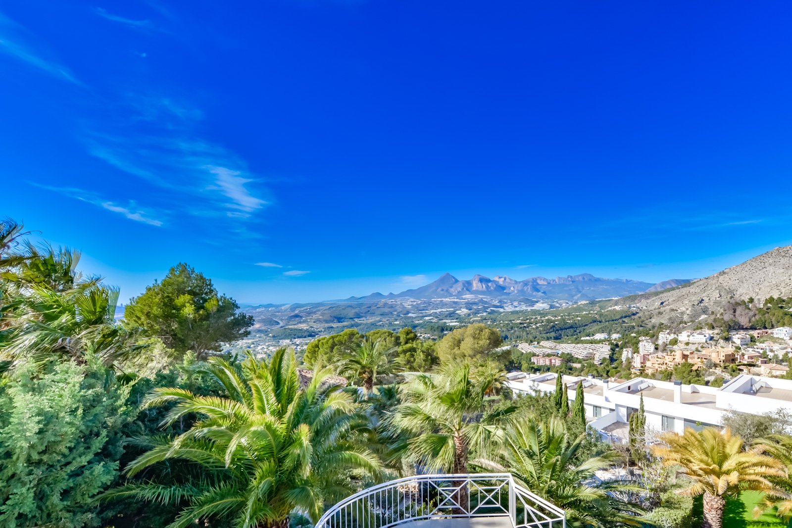 4495ALT Luxuriöse Villa mit Meerblick und geräumigem Gästehaus zum Verkauf in Sierra de Altea4495ALT Luxueuze villa met zeezicht en ruim gastenverblij