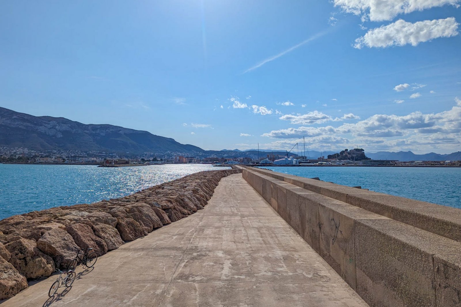 8273DEN Villenprojekt im ibizenkischen Stil mit Pool zu verkaufen, ganz in der Nähe des Strandes.