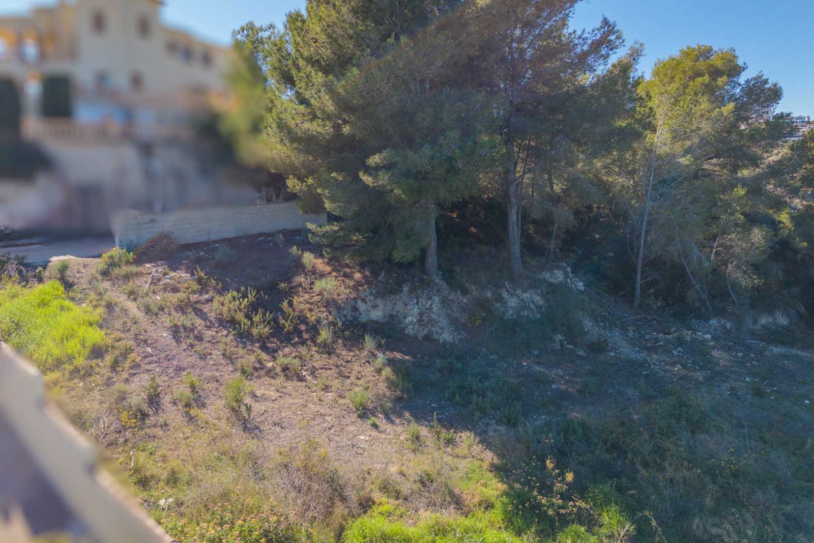 8305MOR Städtisches Grundstück mit freiem Blick auf das Tal und teilweisem Blick auf das Meer, zu verkaufen in Moraira.