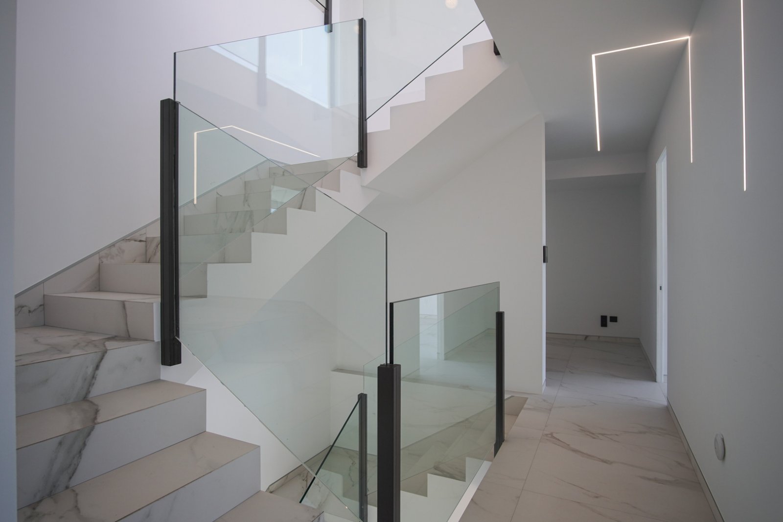 8283ALT Moderne Villa mit Panoramablick auf das Meer in Altea Hills zu verkaufen.