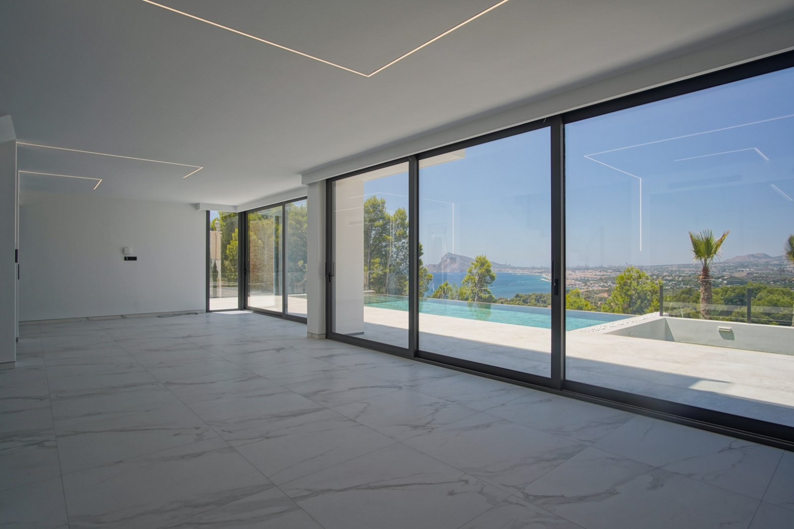 8283ALT Moderne Villa mit Panoramablick auf das Meer in Altea Hills zu verkaufen.