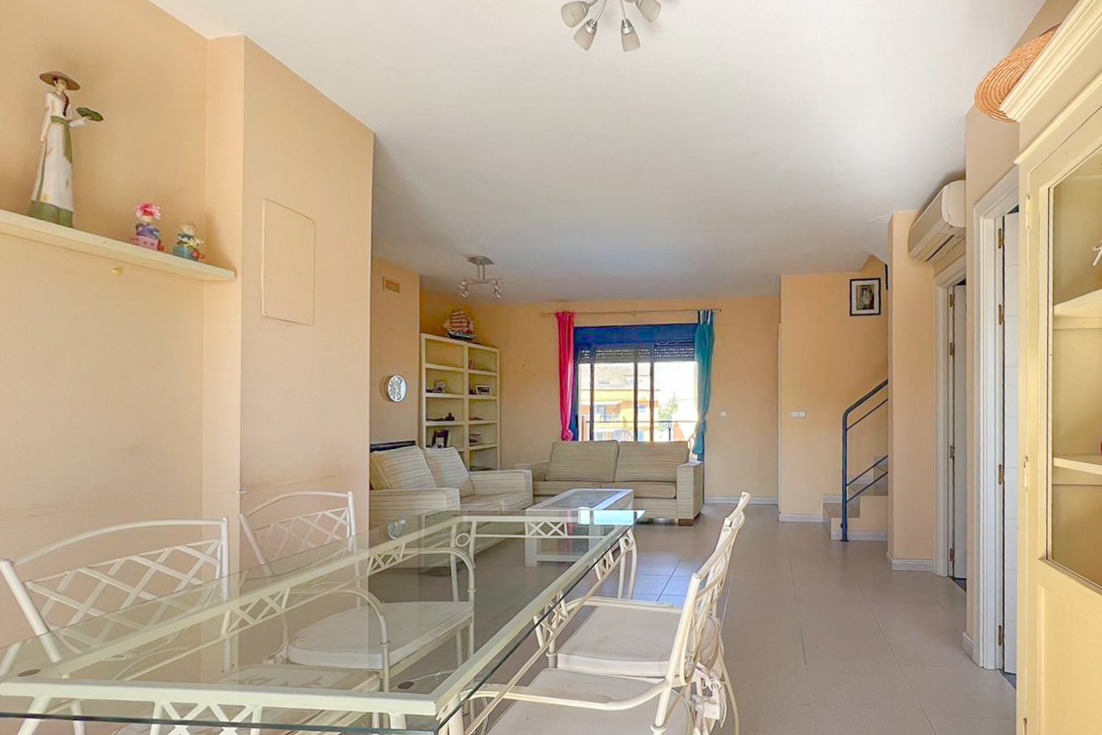 8269DEN Duplex-Penthouse mit Terrasse und teilweisem Meerblick zu verkaufen in Las Marina, Denia.