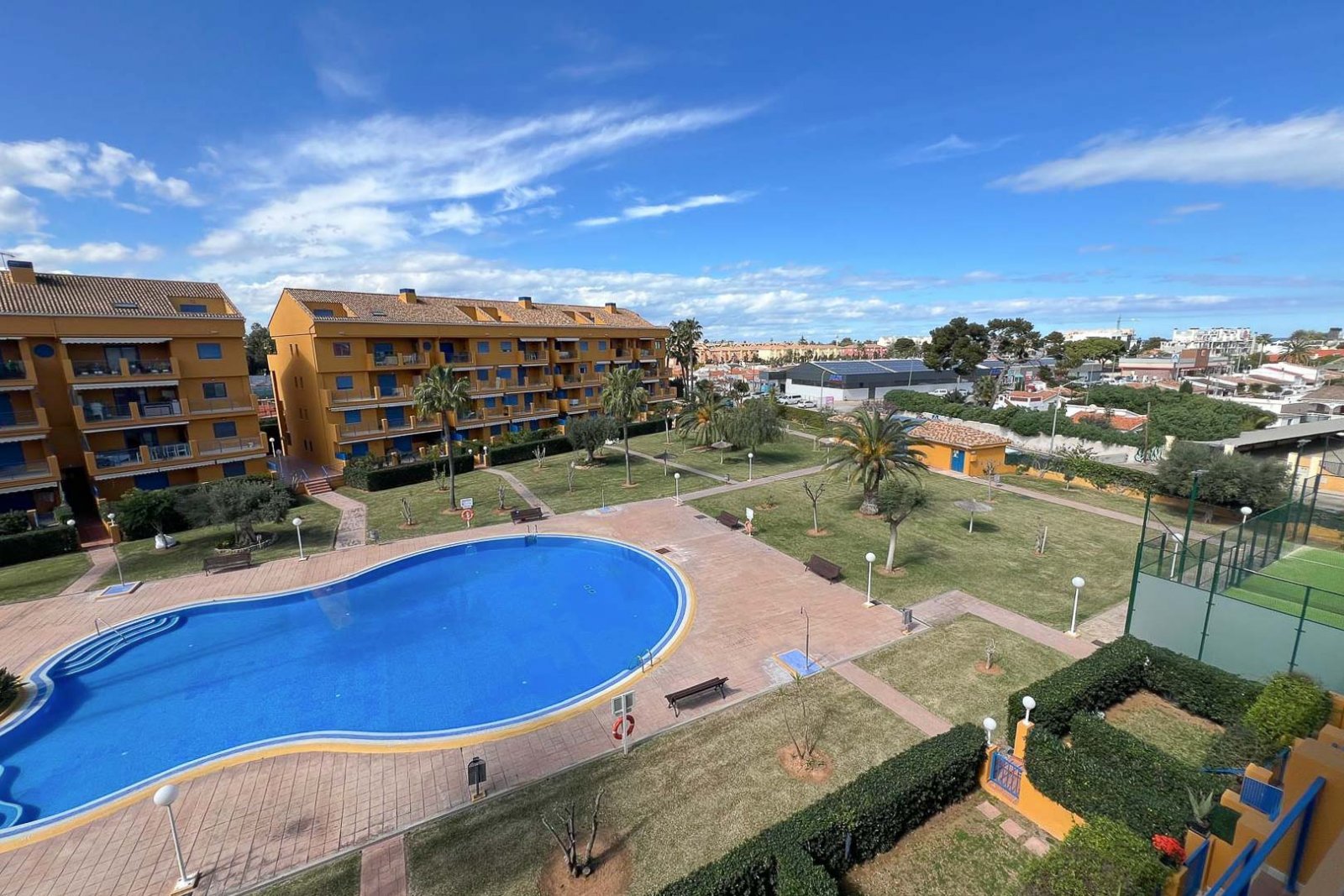 8269DEN Duplex-Penthouse mit Terrasse und teilweisem Meerblick zu verkaufen in Las Marina, Denia.