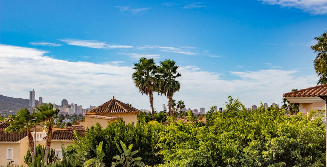 7030ALF Neue architektonische Villa im Kolonialstil zu verkaufen in Alfaz del Pi Alicante