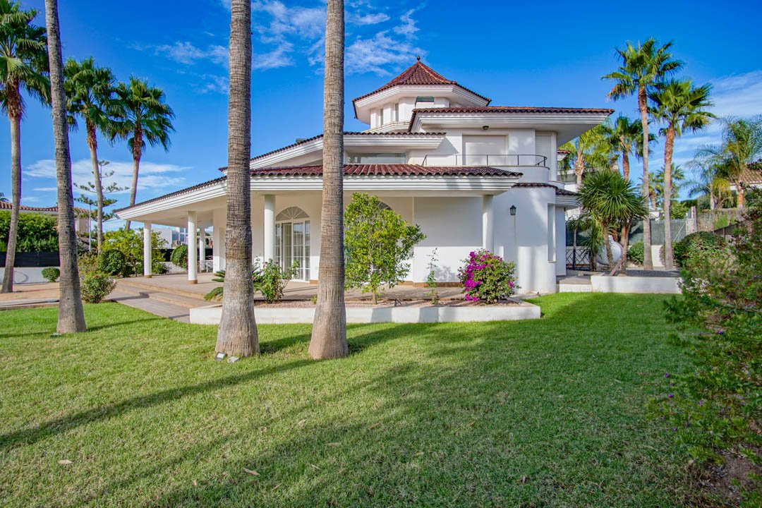 7030ALF Neue architektonische Villa im Kolonialstil zu verkaufen in Alfaz del Pi Alicante