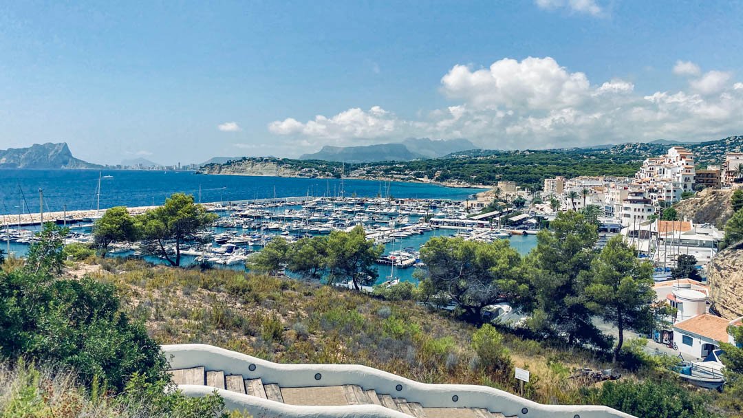 7120MOR Ibiza-Villa-Projekt mit Lizenz in Meeresnähe zum Verkauf in Moraira.