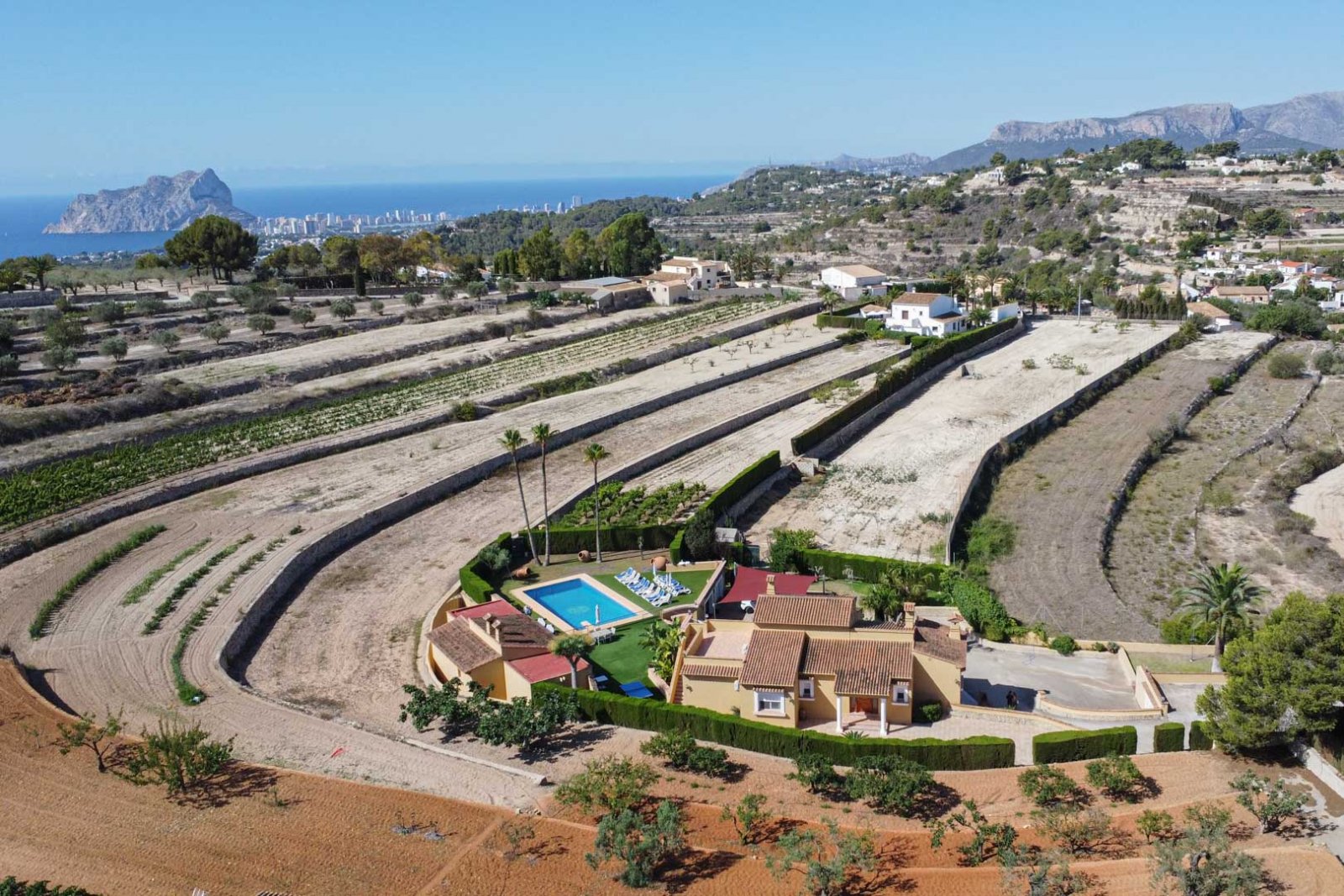 C3XY4422BEN Sehr große Villa mit 3 Gästehäusern auf 11.000 m2 zum Verkauf in Benissa