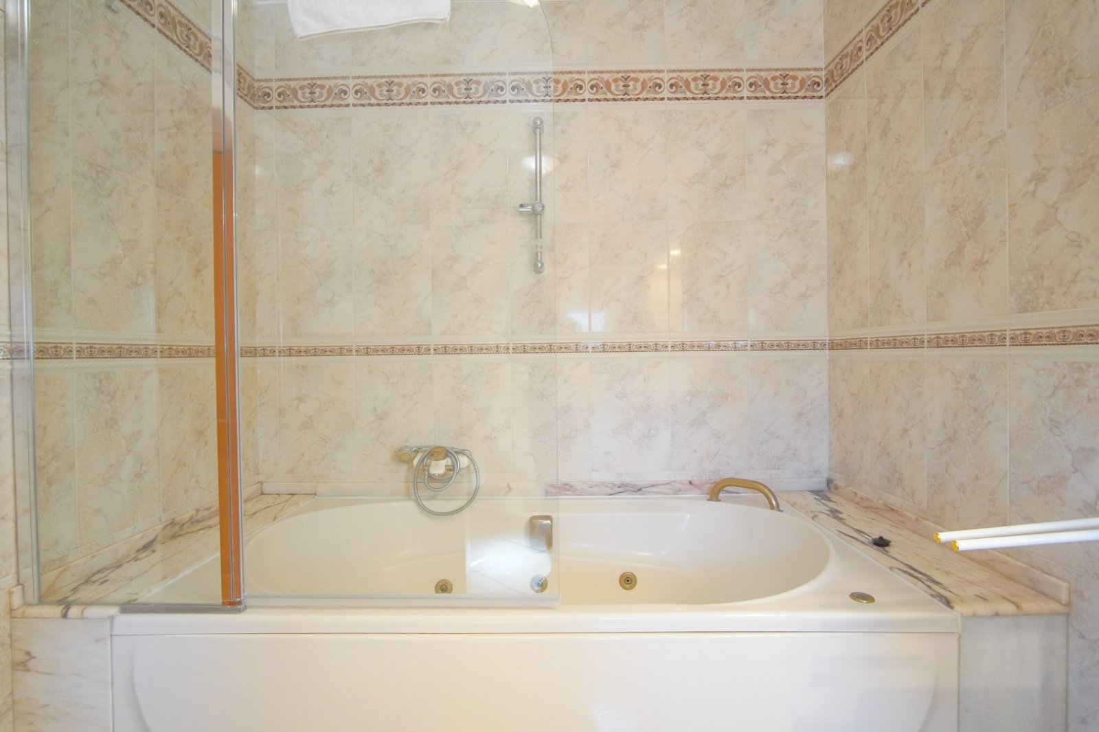 C3XY4422BEN Sehr große Villa mit 3 Gästehäusern auf 11.000 m2 zum Verkauf in Benissa