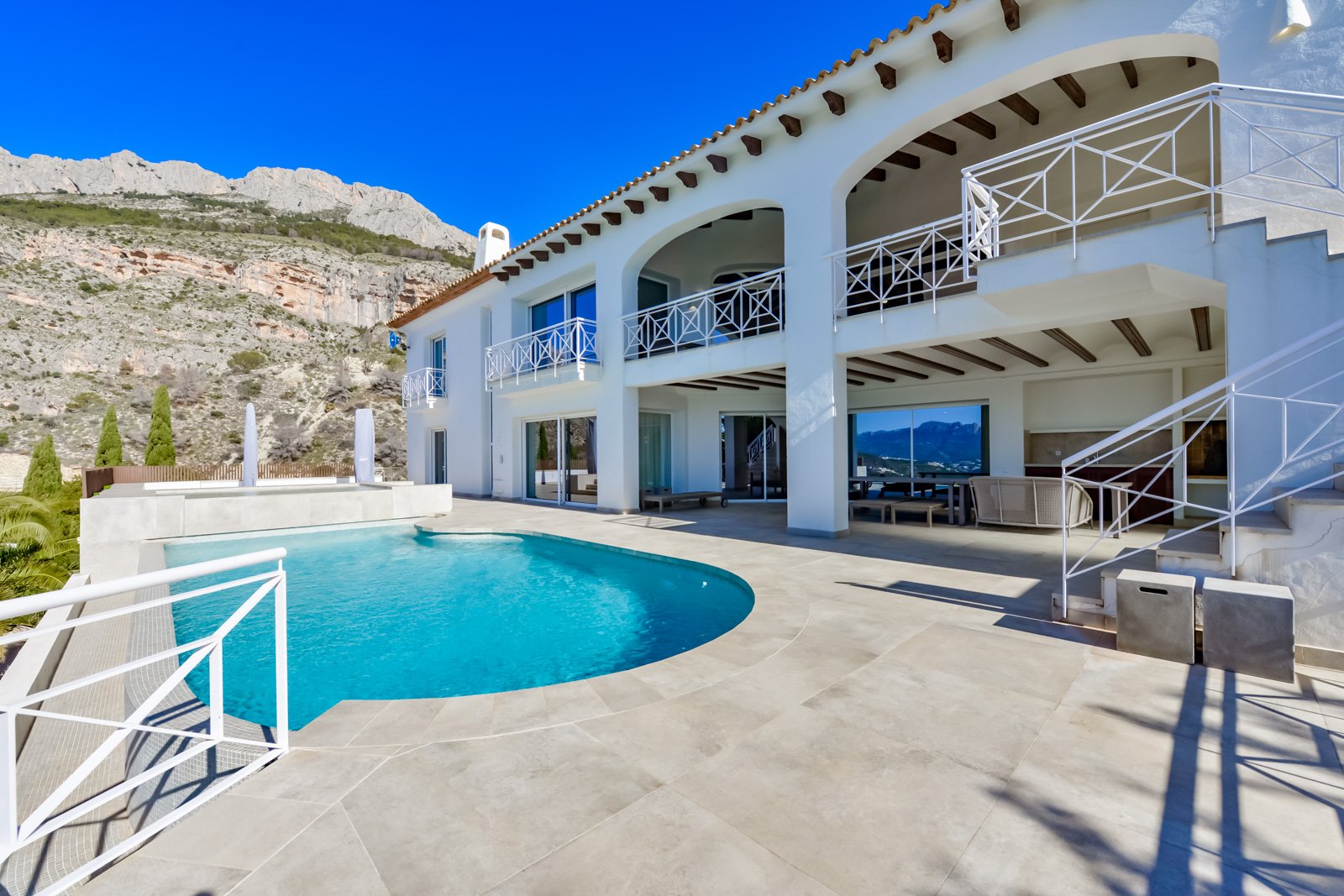 4495ALT Luxuriöse Villa mit Meerblick und geräumigem Gästehaus zum Verkauf in Sierra de Altea4495ALT Luxueuze villa met zeezicht en ruim gastenverblij