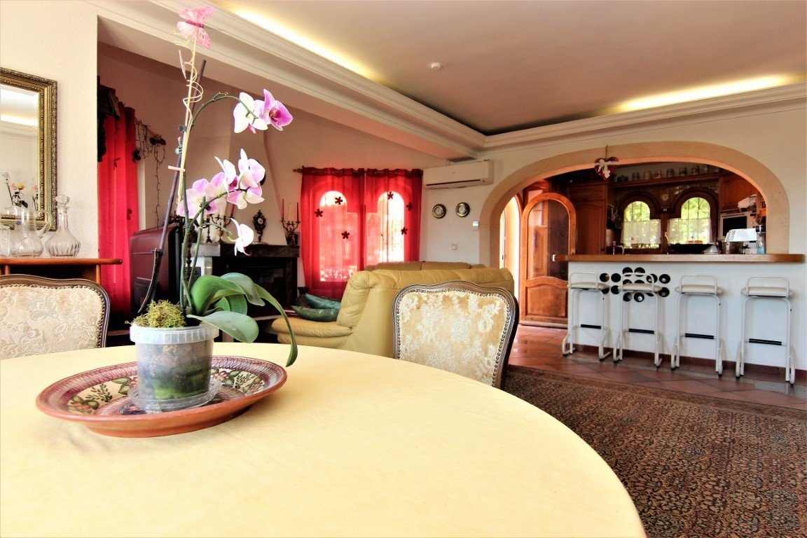 6197BEN Schöne 8 Schlafkamer Villa nur wenige Gehminuten vom Meer entfernt zum verkauf in Benissa