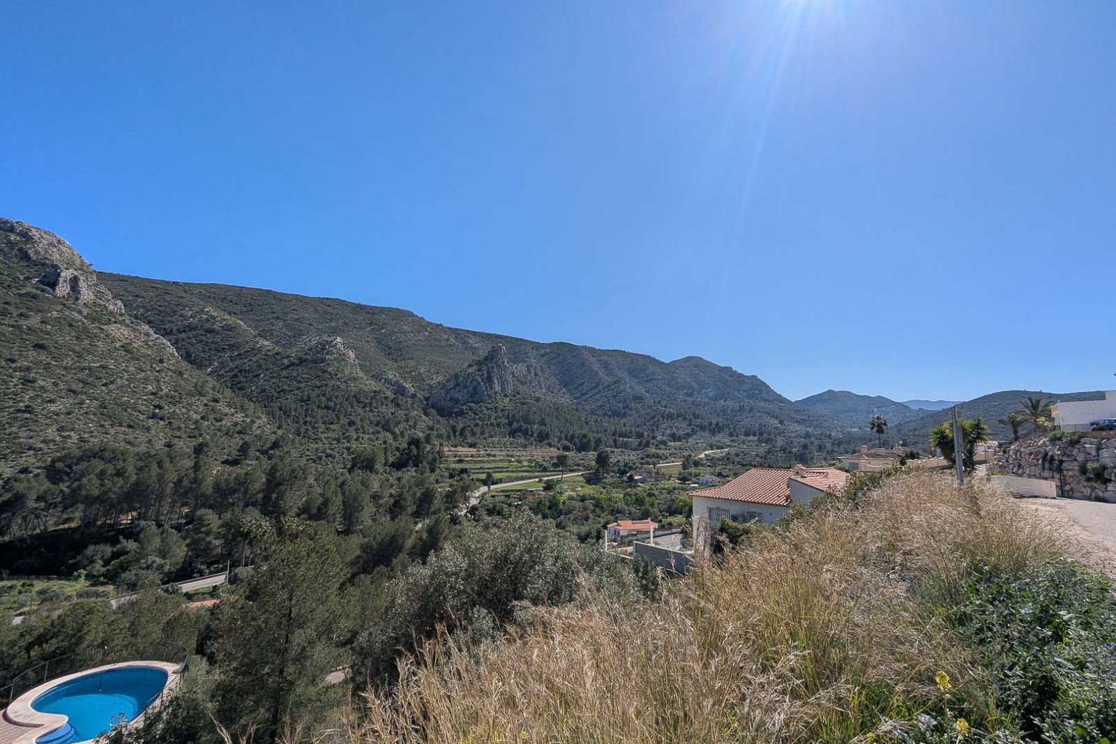 8215PED Lizensiertes modernes Villenprojekt mit Bergblick in Pedreguer zu verkaufen.