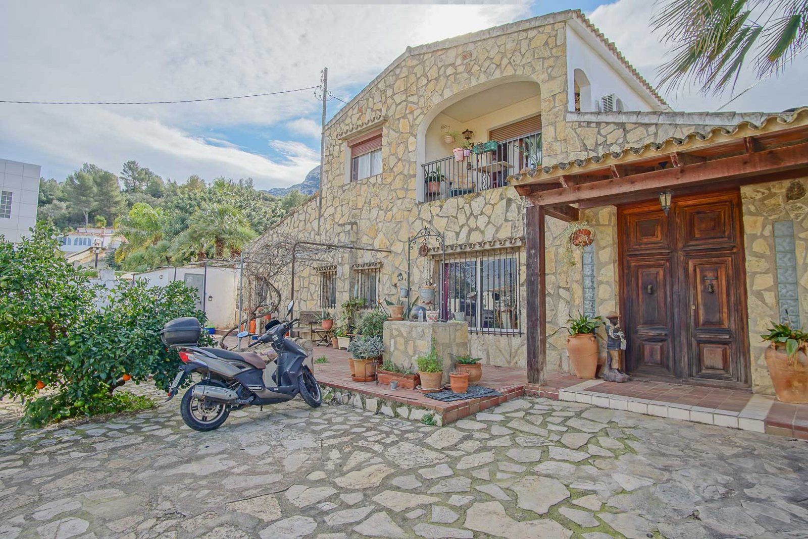 8234DEN Rustikale Villa mit unabhängigen Wohnungen zum Verkauf in Denia, mit Blick auf das Meer, die Berge und die Burg.