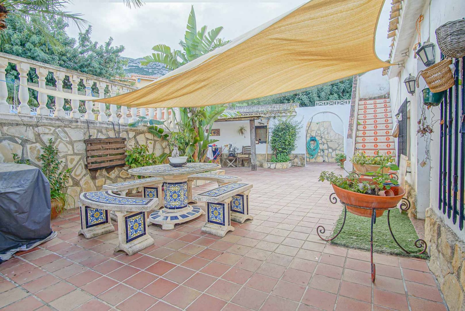8234DEN Rustikale Villa mit unabhängigen Wohnungen zum Verkauf in Denia, mit Blick auf das Meer, die Berge und die Burg.