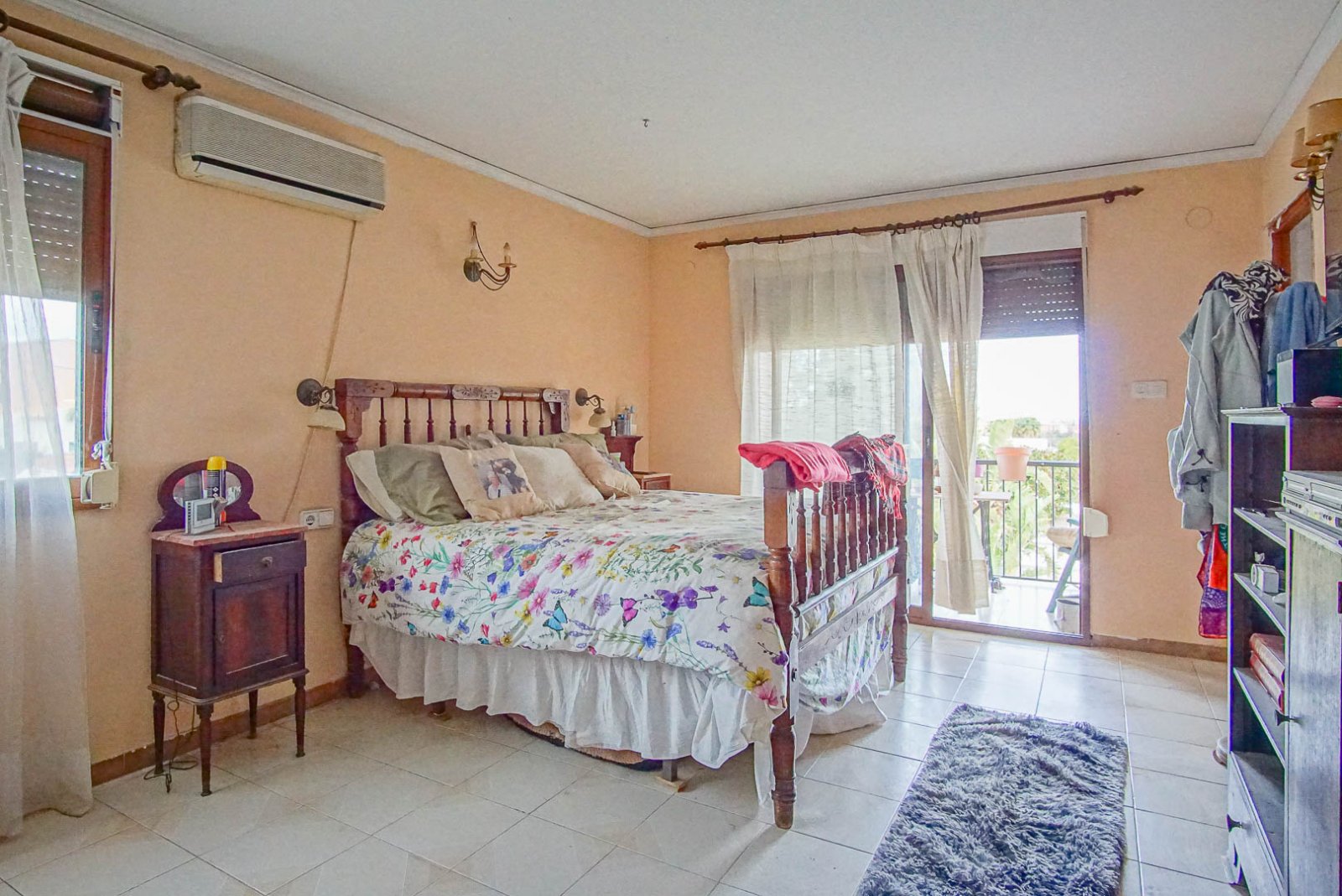 8234DEN Rustikale Villa mit unabhängigen Wohnungen zum Verkauf in Denia, mit Blick auf das Meer, die Berge und die Burg.