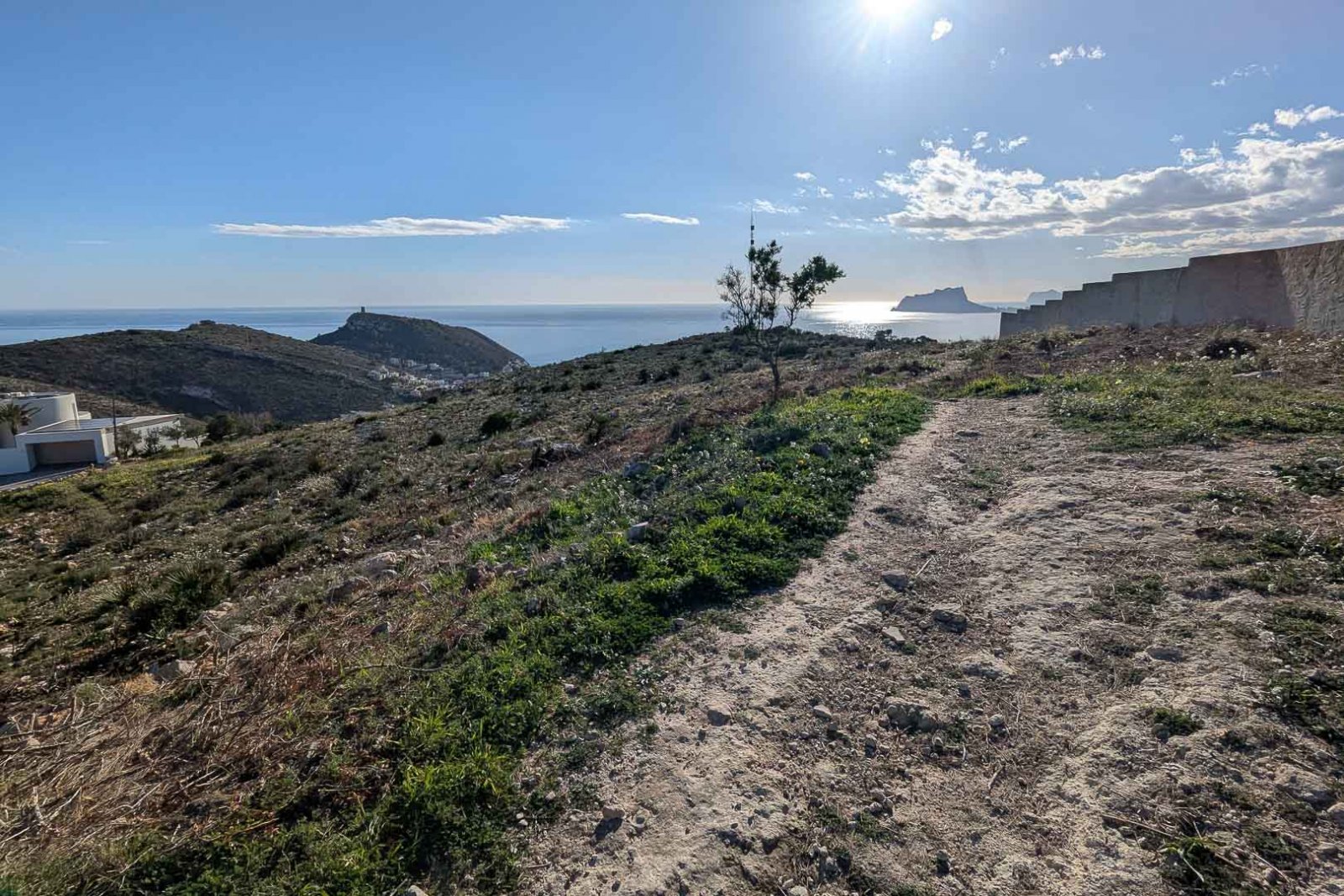 8235MOR Designprojekt mit Baugenehmigung mit Panoramablick auf das Meer und die Berge in Moraira zu verkaufen.