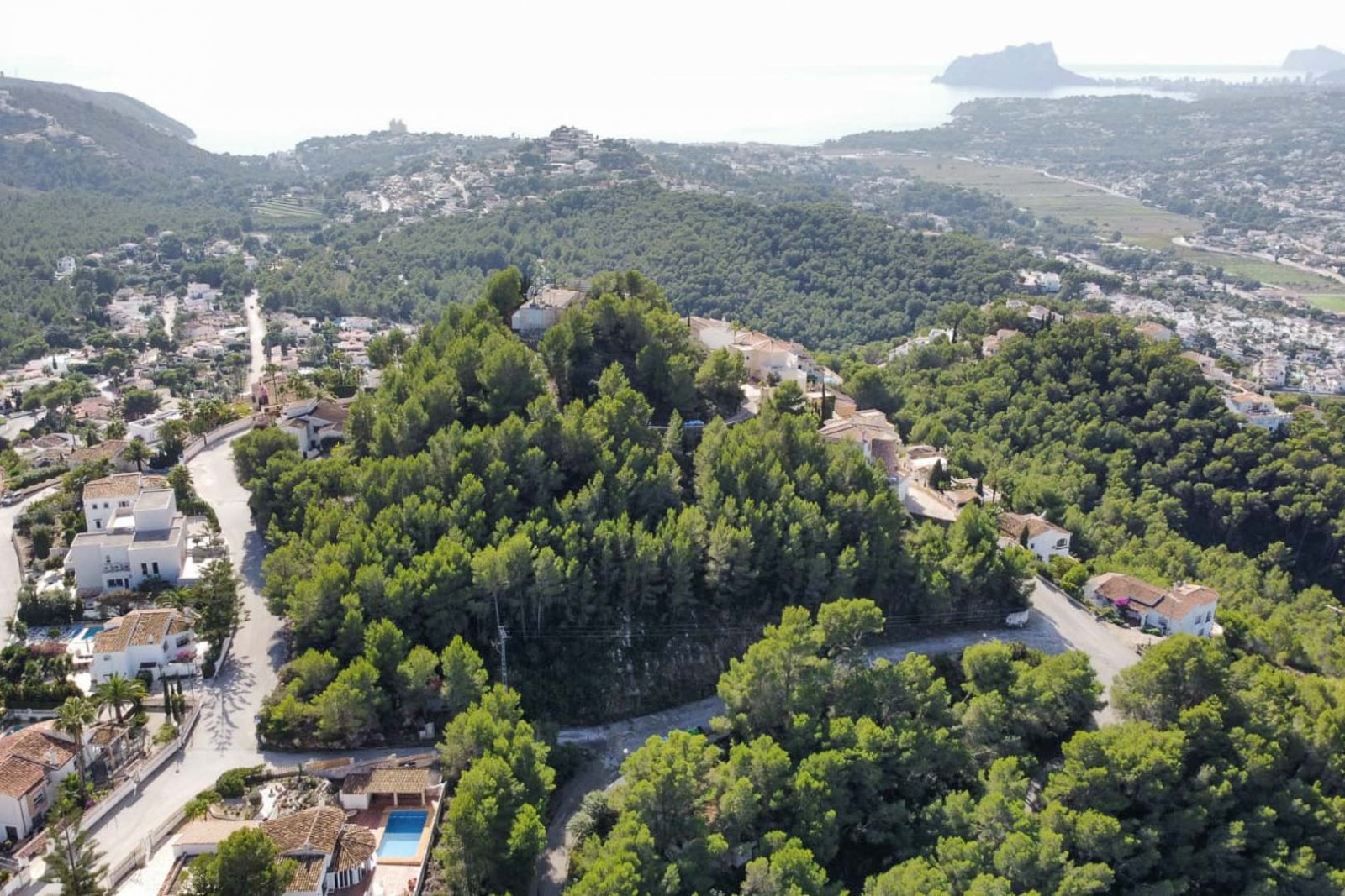 8243MOR Stadtgrundstück mit Panoramablick auf die Berge zum Verkauf in Moraira.