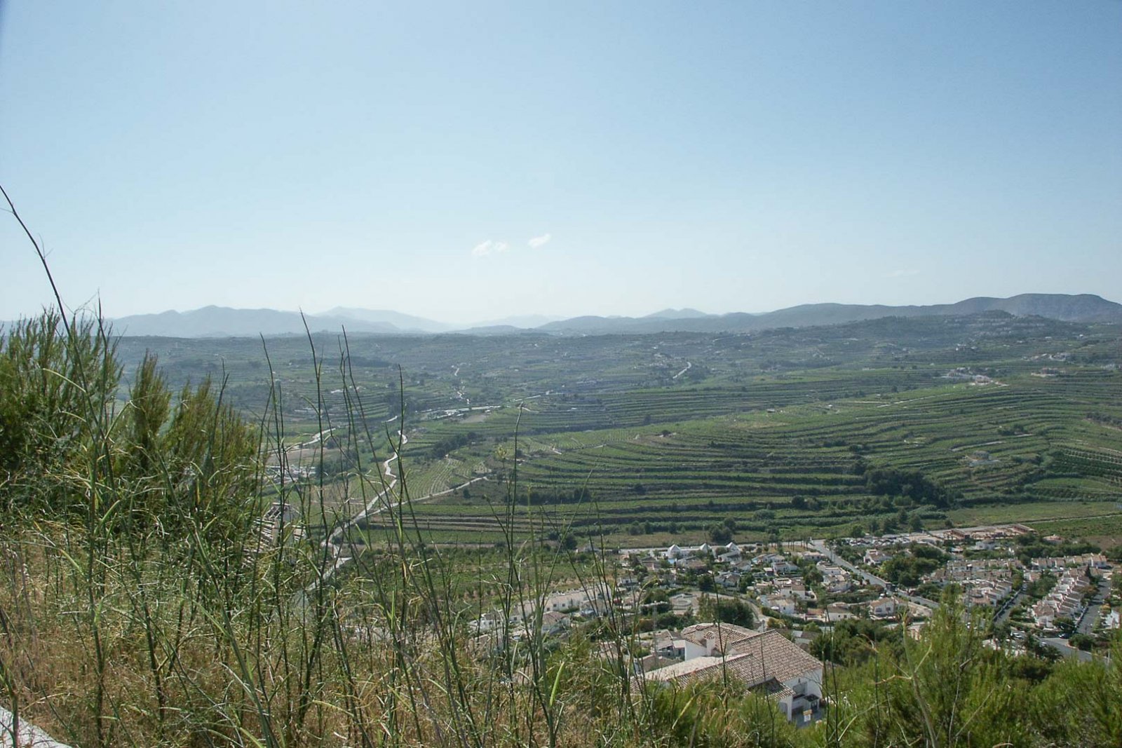 8243MOR Stadtgrundstück mit Panoramablick auf die Berge zum Verkauf in Moraira.