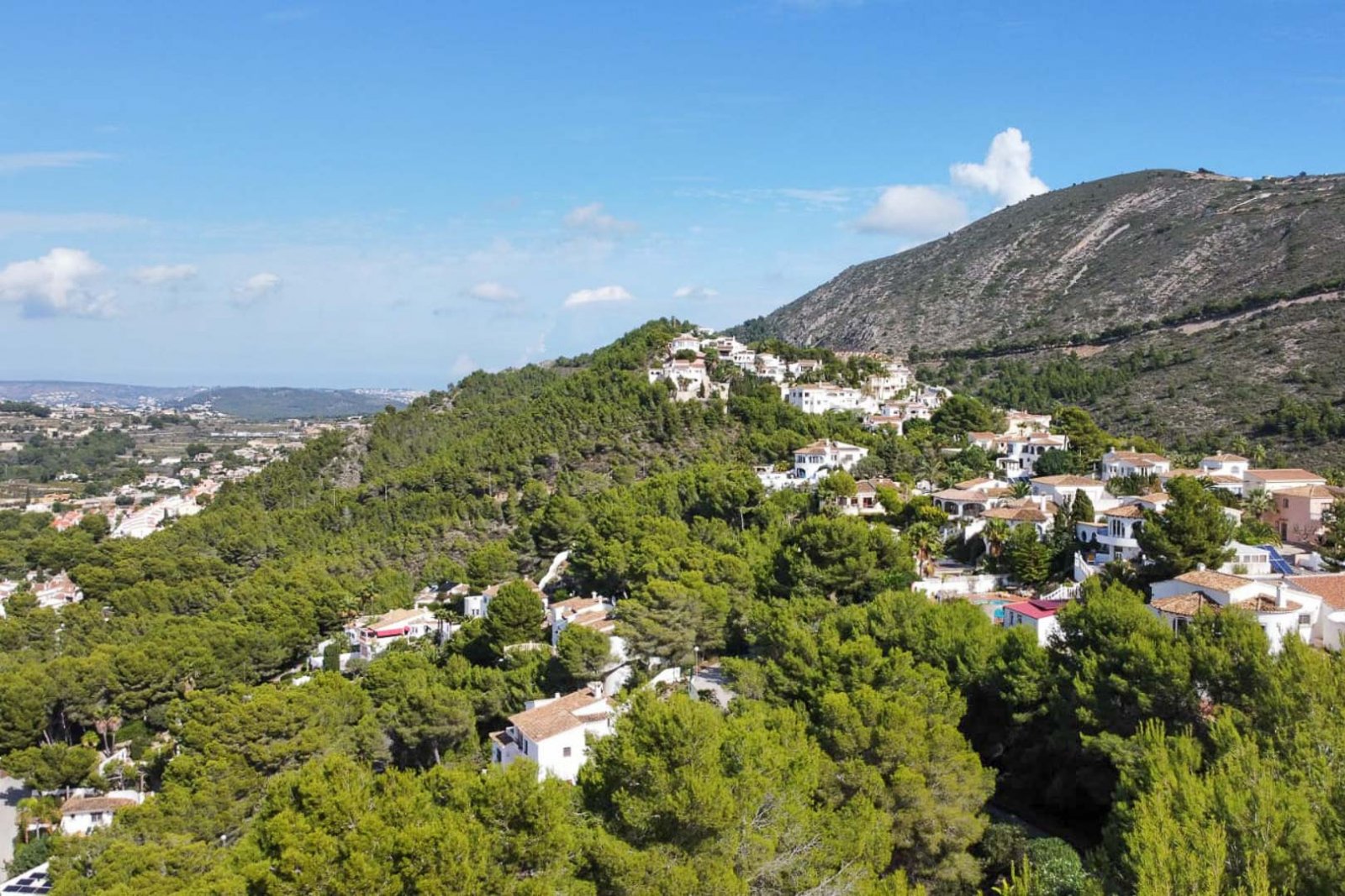 8243MOR Stadtgrundstück mit Panoramablick auf die Berge zum Verkauf in Moraira.