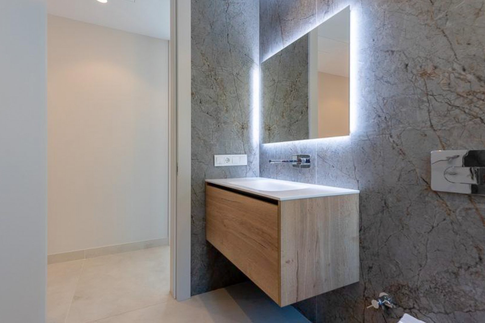 8244BEN Duplex-Wohnung in erster Meereslinie mit direktem Meerblick zum Verkauf in Benidorm.