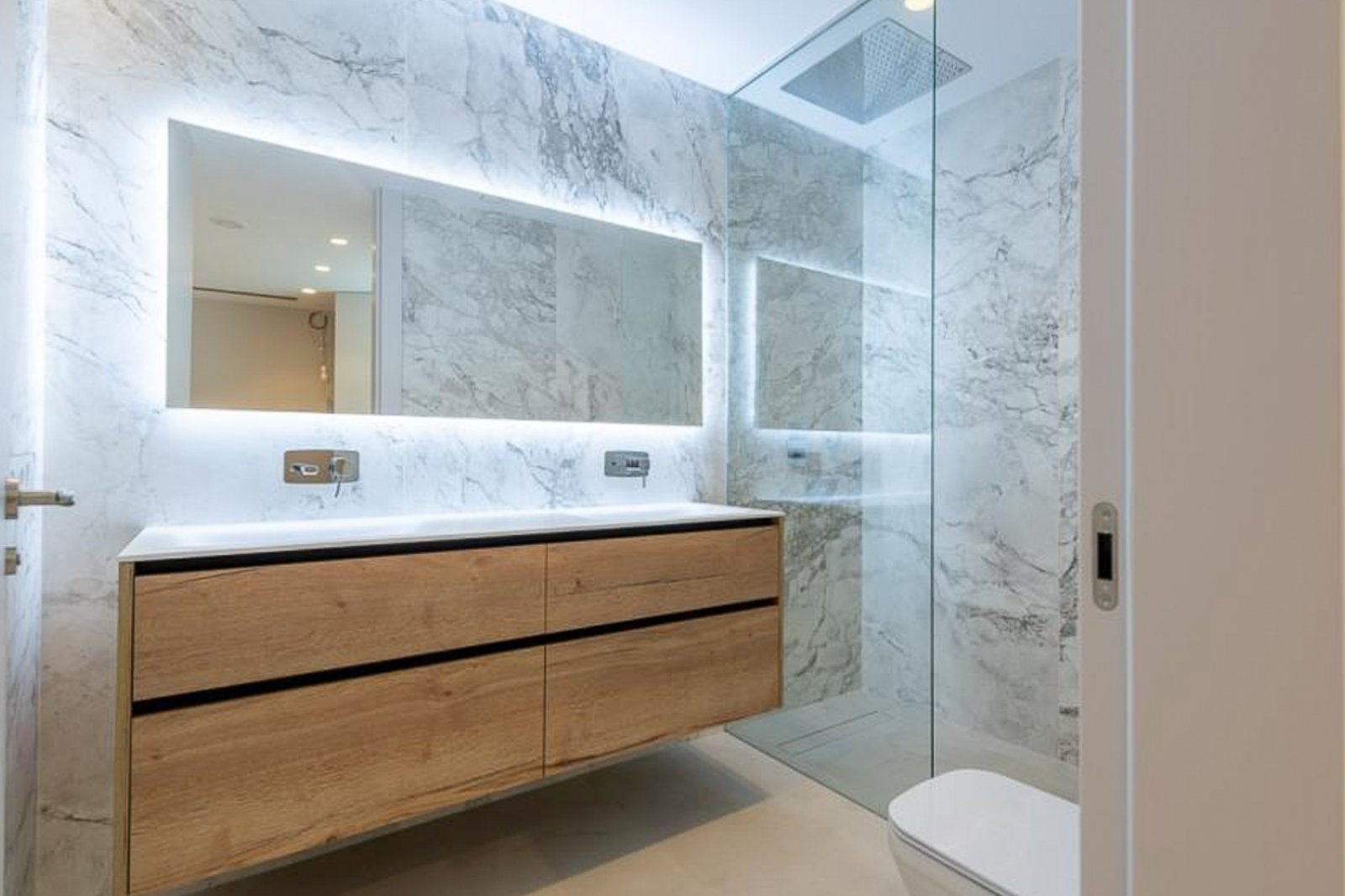 8244BEN Duplex-Wohnung in erster Meereslinie mit direktem Meerblick zum Verkauf in Benidorm.