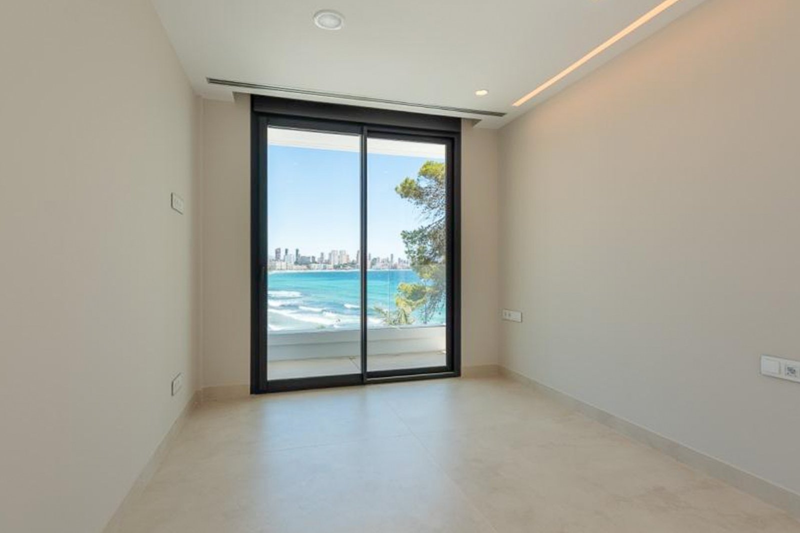 8244BEN Duplex-Wohnung in erster Meereslinie mit direktem Meerblick zum Verkauf in Benidorm.